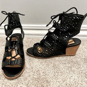 Women’s Dolce Vita Lamont Black leather sandals, size 6 M, 2 1/2”